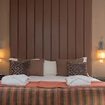 Otel Your &